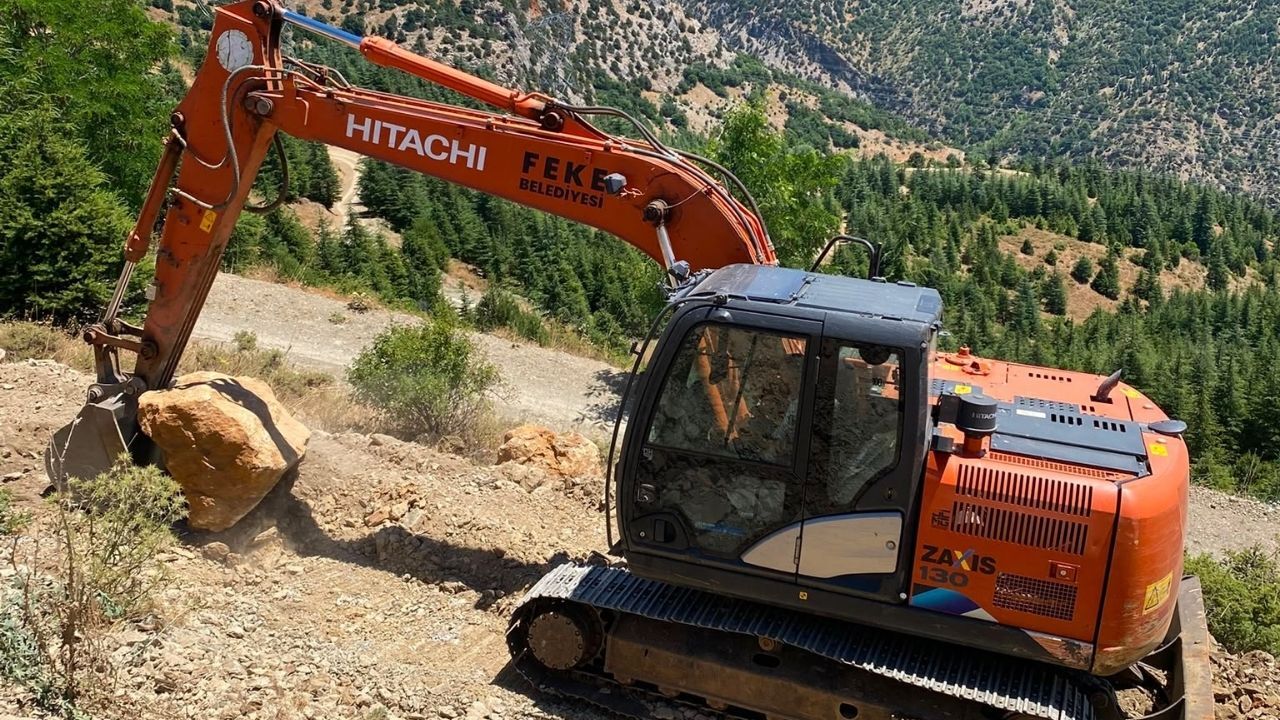 Feke'de Yol Açma Ve Düzenleme Çalışmaları Aralıksız Sürüyor
