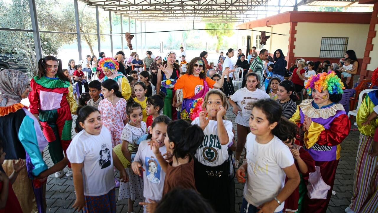 Gönüllü Palyaçolar Kırsaldaki Çocukların Yüzünü Güldürüyo (2)