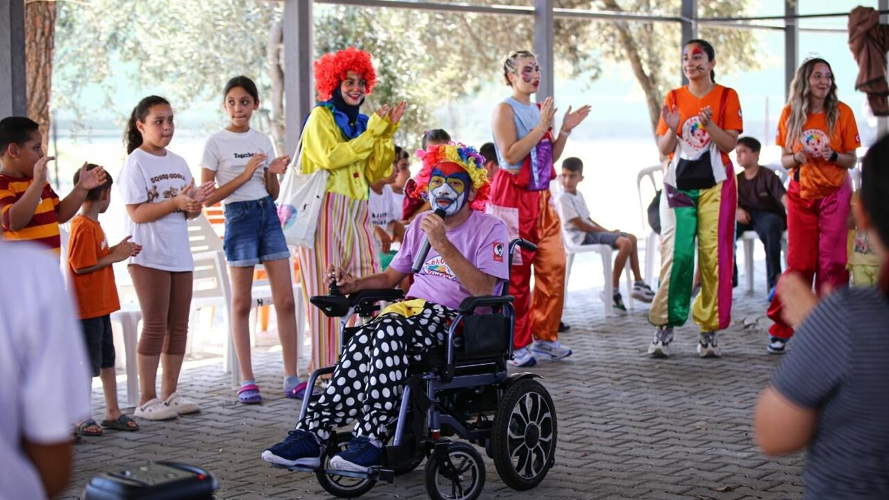 Gönüllü Palyaçolar Kırsaldaki Çocukların Yüzünü Güldürüyo (3)
