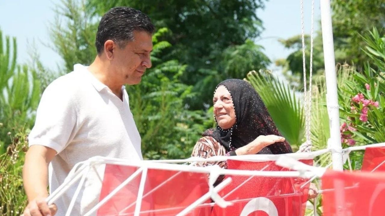 Kozan'da Devrilen Şehit Bayrağı Yeniden Göndere Çekildi (1)