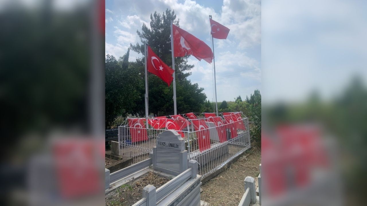 Kozan'da Devrilen Şehit Bayrağı Yeniden Göndere Çekildi (2)