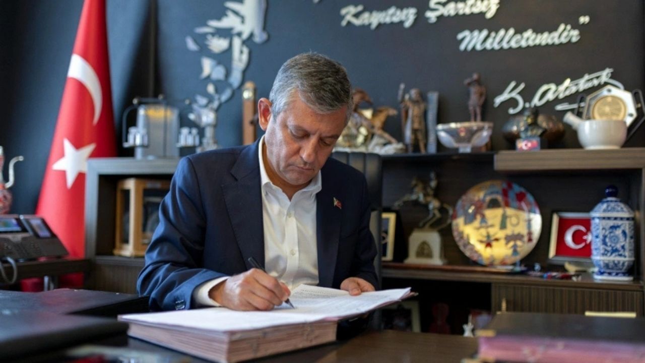 Özgür Özel ve 90 vekil CHP'den istifa etti