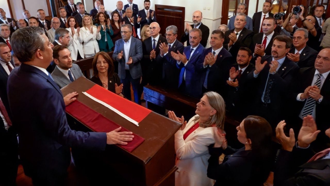 Özgür Özel oy birliğiyle YENİ Parti Genel Başkanı seçildi