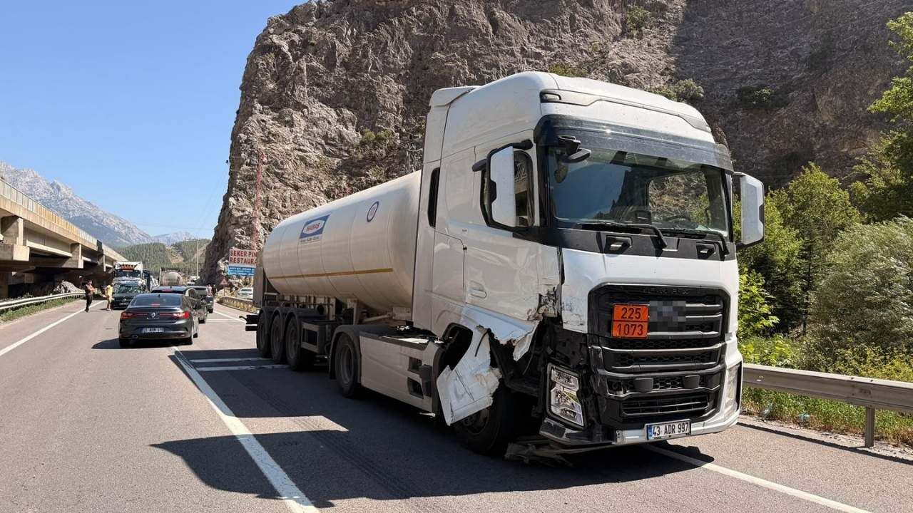 Pozantı'da Cip Ile Tanker Çarpıştı 2 Ağır Yaralı (1)