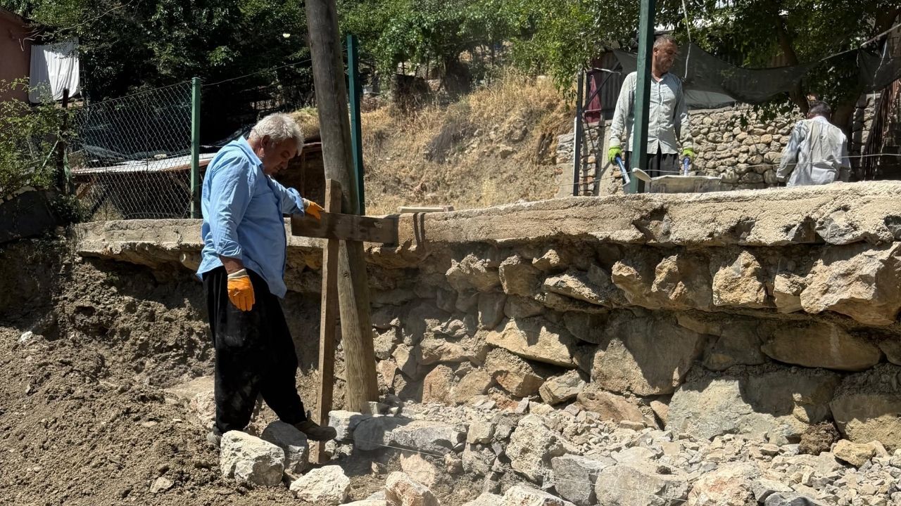 Saimbeyli Belediyesi Hasarlı Duvarları Yeniliyor