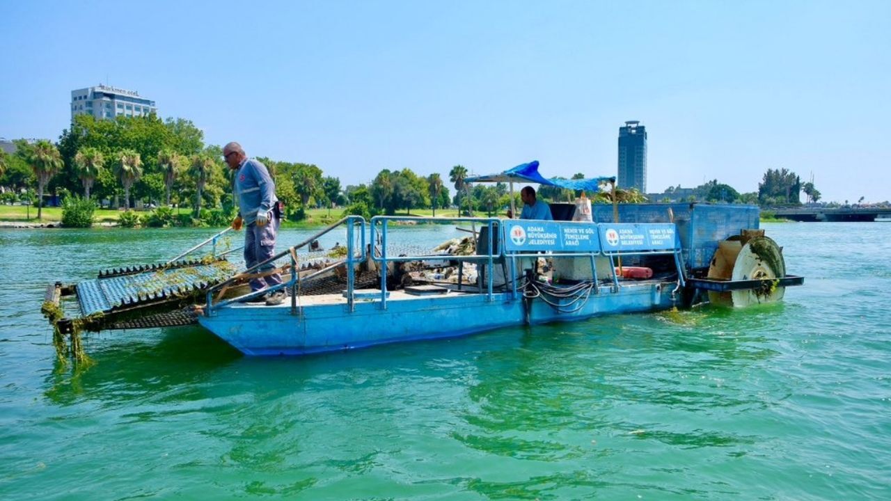 Seyhan Nehri'nde temizlik çalışmaları aralıksız sürüyor