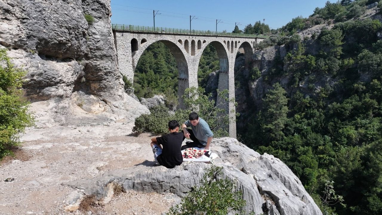 Varda Köprüsü'nde Satrançla Tarih Ve Doğa Buluştu