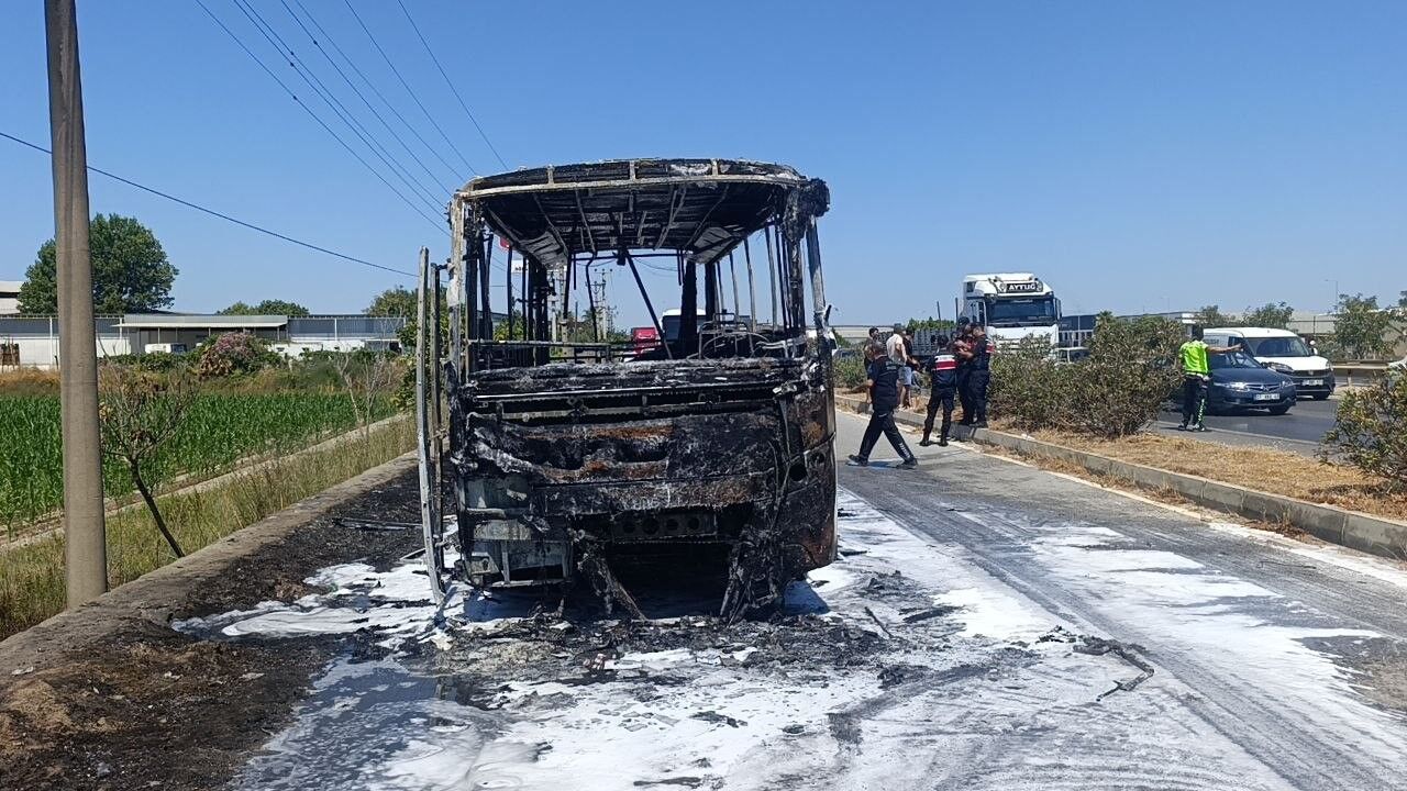 Yolcu Midibüsü Seyir Halindeyken Alev Aldı, Sürücü Yolcuları Son Anda Kurtardı (2)