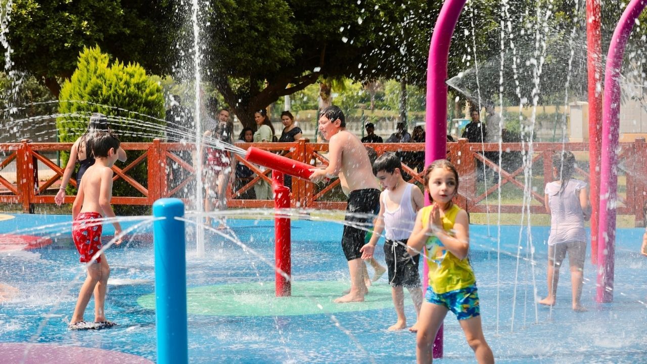 Yüreğir'de Çocuklar Su Oyun Parklarında Yazın Tadını Çıkarıyor (1)