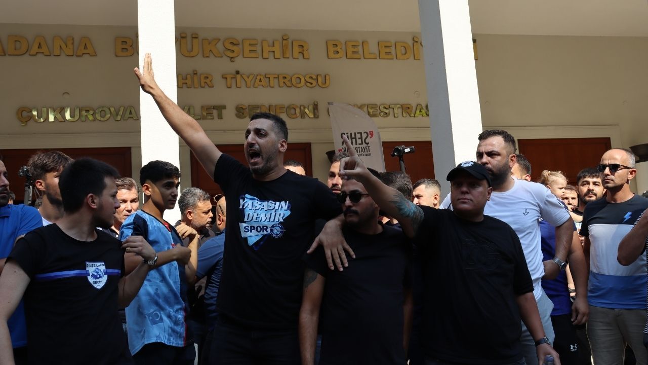 Adana Demirspor Yönetimi Ve Taraftarı Belediye Önünde Toplandı (1)
