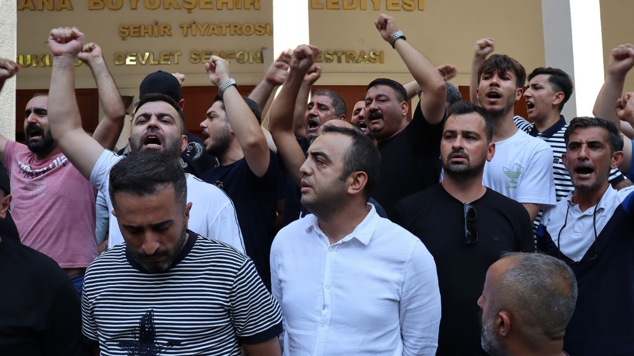 Adana Demirspor Yönetimi Ve Taraftarı Belediye Önünde Toplandı (2)