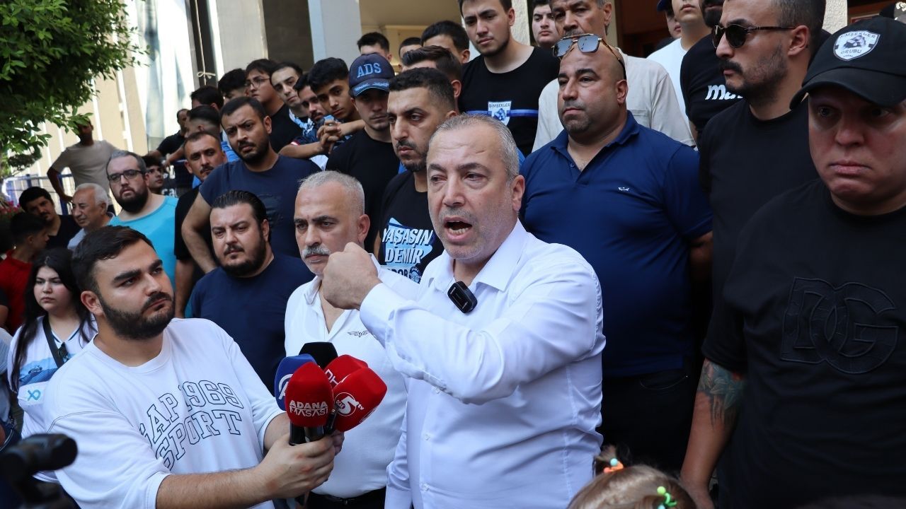Adana Demirspor Yönetimi Ve Taraftarı Belediye Önünde Toplandı