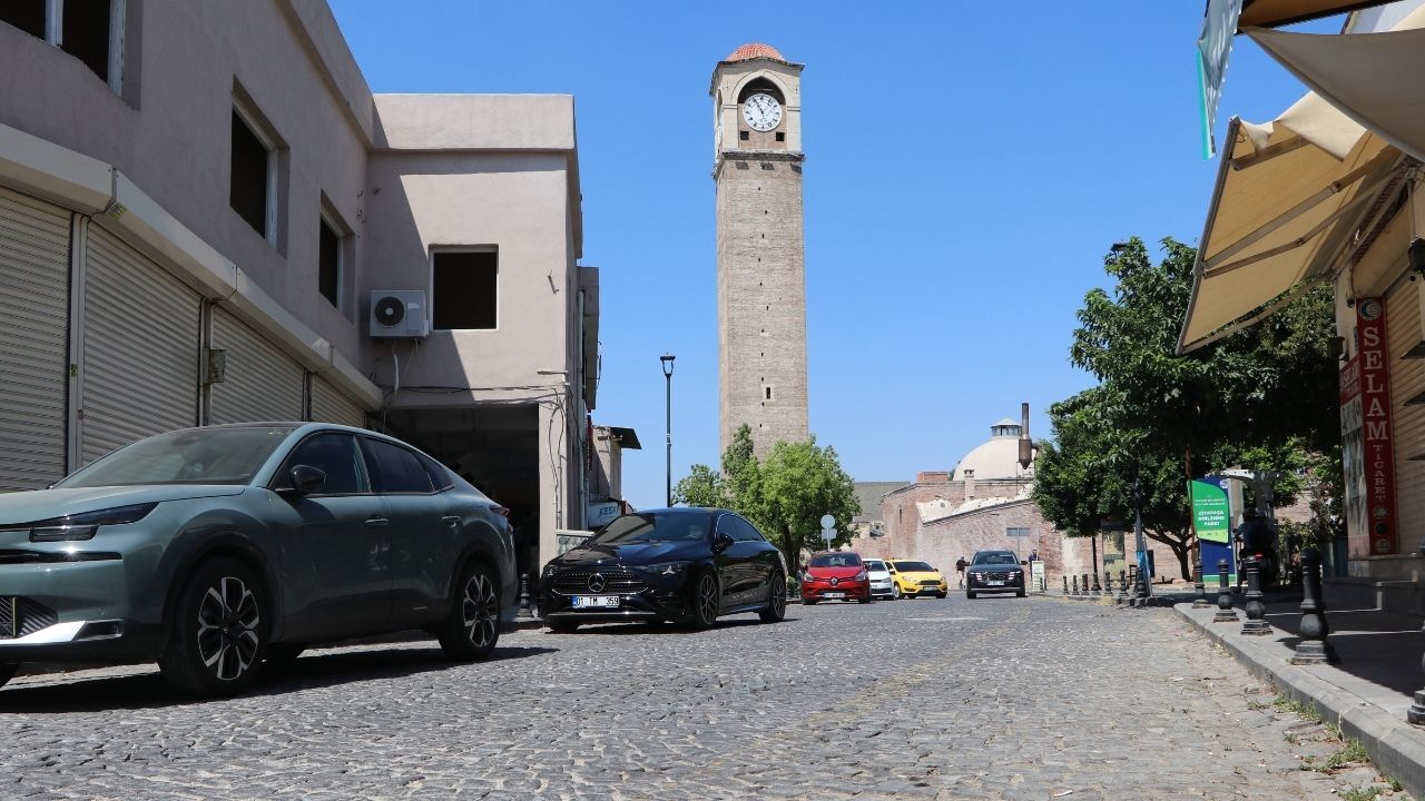 Adana Sıcağa Teslim Oldu! Kentin Tarihi Noktalar Sessizliğe Büründü (2)