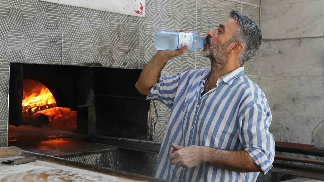 Adana Sıcağına Ilginç Çözüm Sırtına Kalıp Buz Bağlayıp Çalışıyo (2)