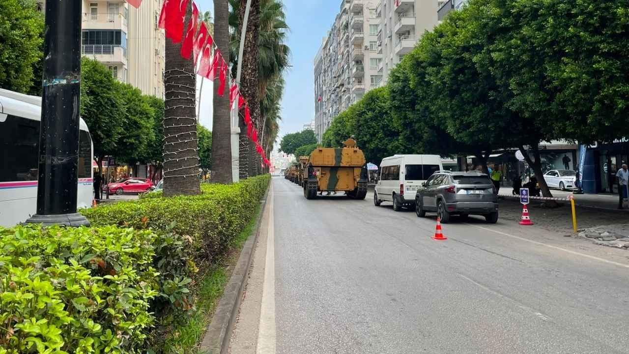 Adana’da 30 Ağustos Provası Askeri Araçlar Atatürk Caddesi’nd (1)