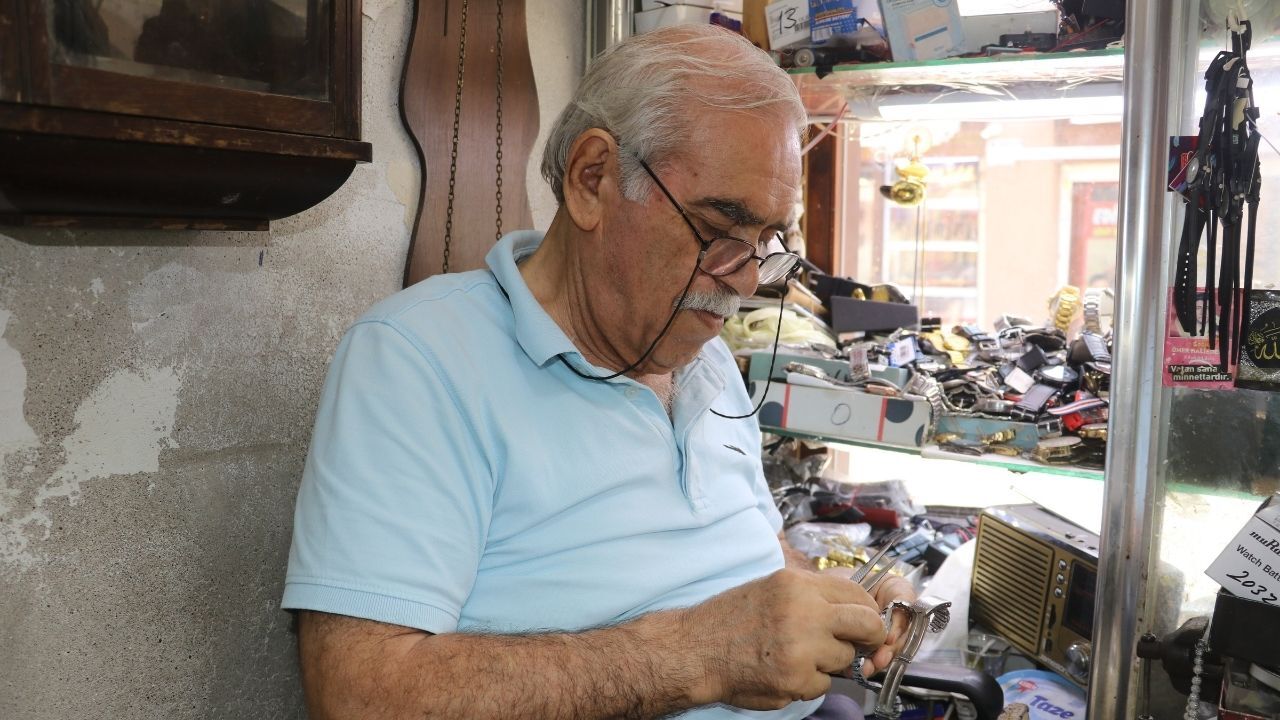 Adana’da 7 metrekarelik dükkanda yarım asırlık saatçilik