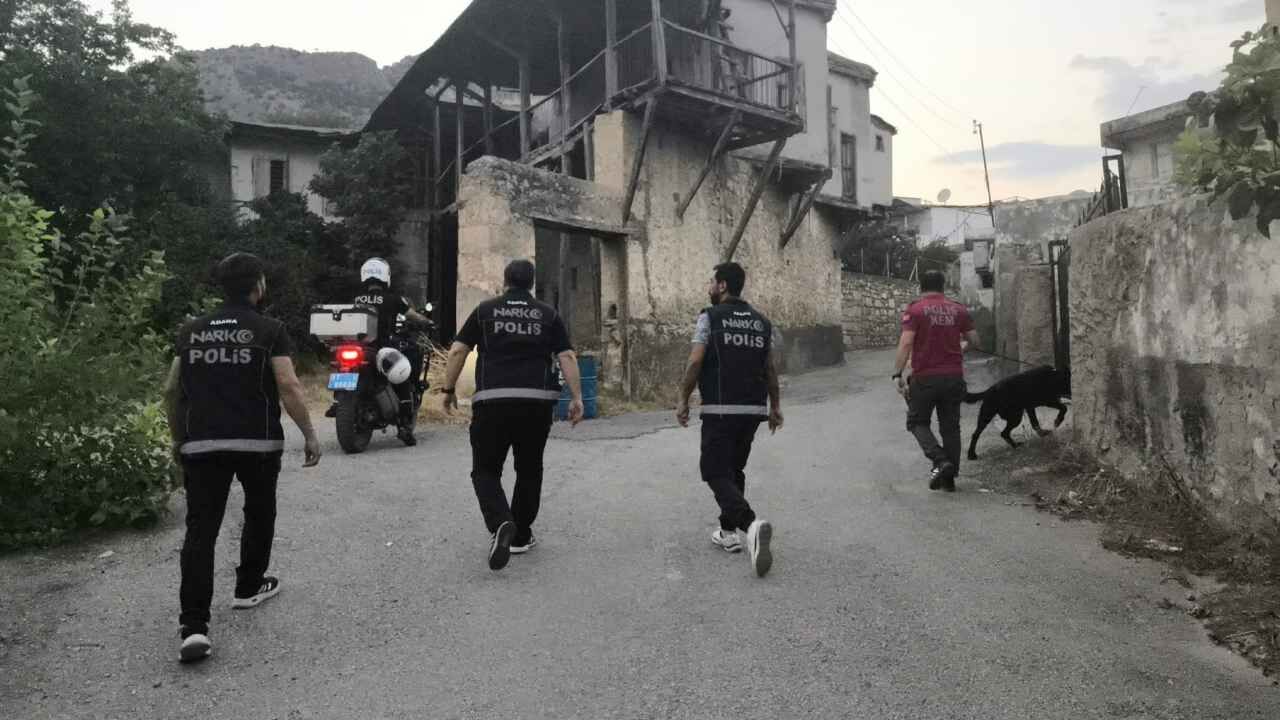 Adana’da 8 Mahallede Geniş Çaplı Denetim 411 Kişi Sorguland