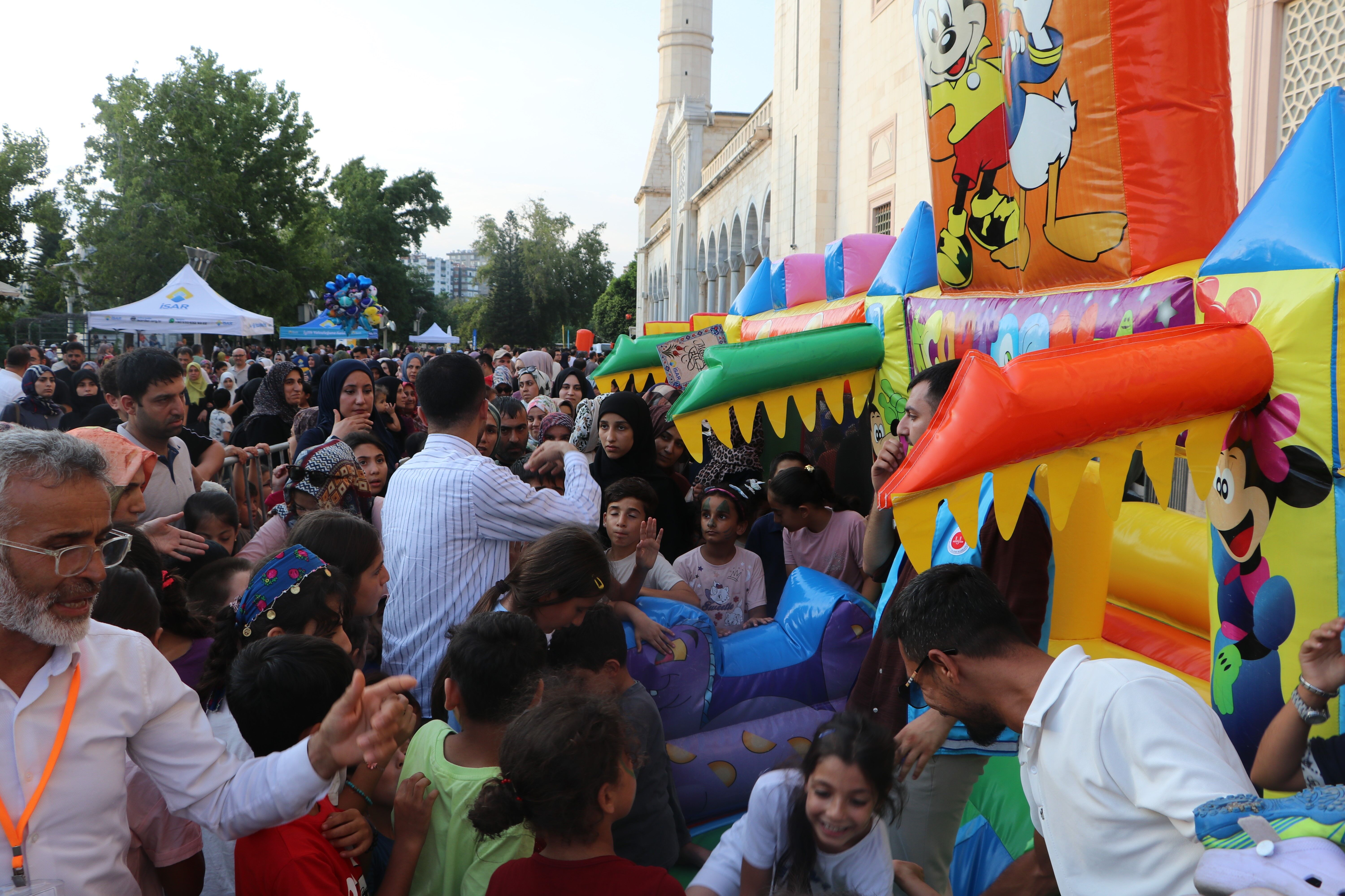 Adana'da Cami Avlusunda Atan Kalpler Etkinliğiyle Çocuklar Doyasıya Eğlendi (1)