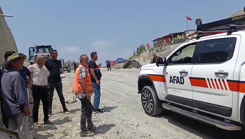 Adana'da Içme Suyu Projesinde Göçük 1 Işçi Hayatını Kaybetti, 1'I Yaralı (1)