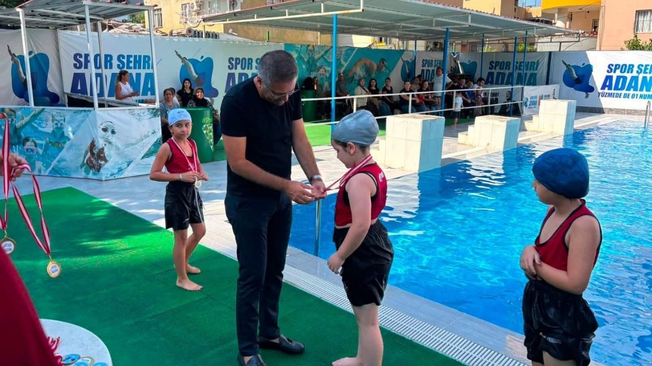 Adana’da Minik Yüzücüler Başarılarını Ödüllerle Taçlandırdı (2)