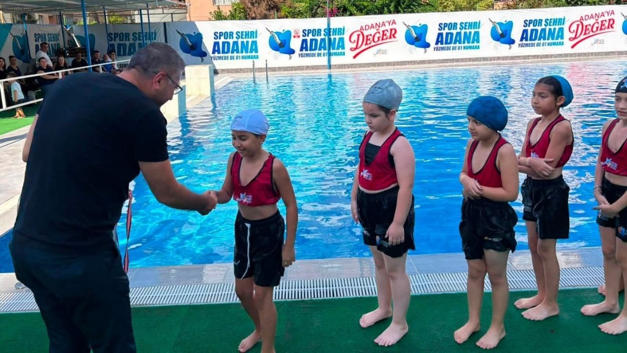 Adana’da Minik Yüzücüler Başarılarını Ödüllerle Taçlandırdı (3)