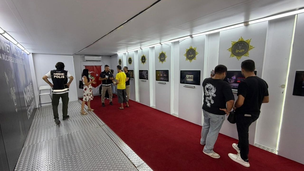 Adana'da Polis Ekipleri Narkotir Ile Vatandaşları Bilgilendirdi (1)
