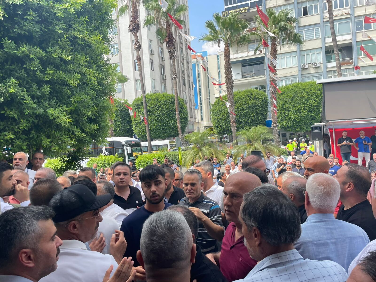 Adana’da S Plaka Gerilimi Servisçilerden Belediye Önünde Eylem (1)