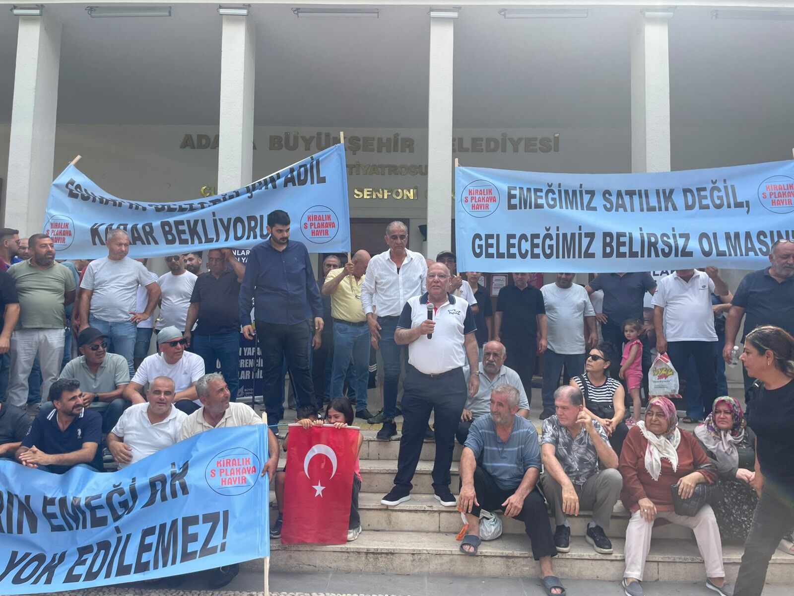 Adana’da S Plaka Gerilimi Servisçilerden Belediye Önünde Eylem (2)
