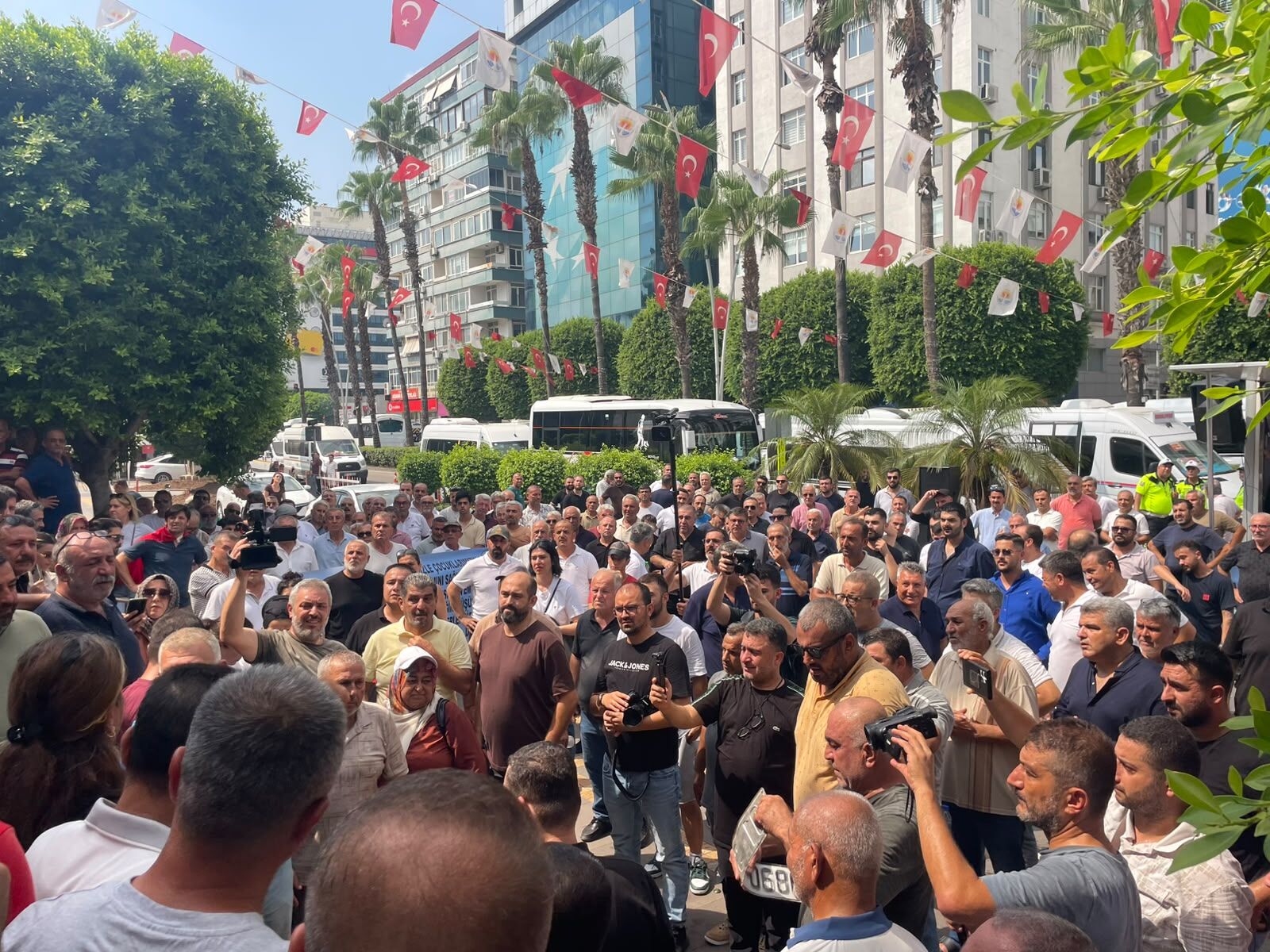 Adana’da S Plaka Gerilimi Servisçilerden Belediye Önünde Eylem (4)