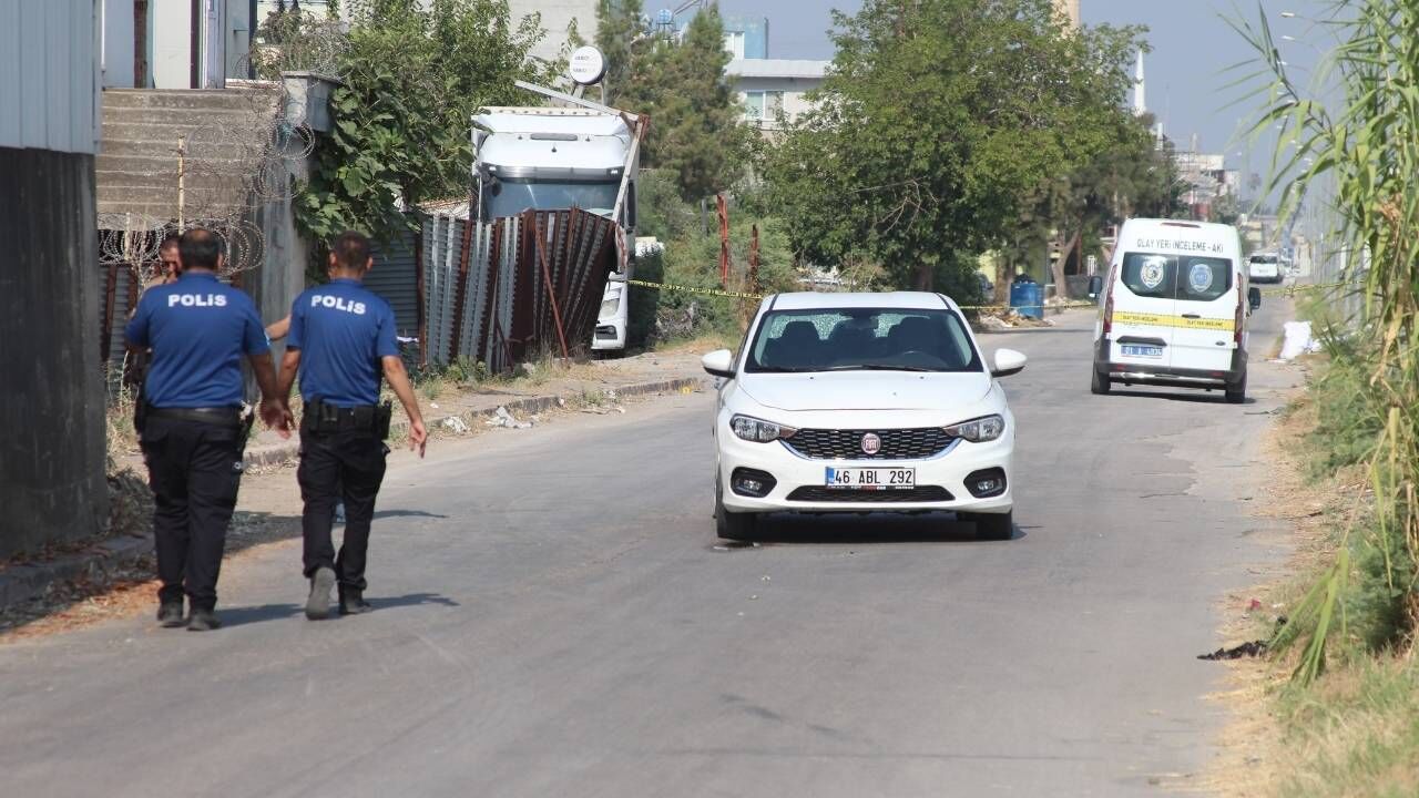 Adana'da Seyir Halindeki Otomobile Motosikletli Silahlı Saldırı (1)-1