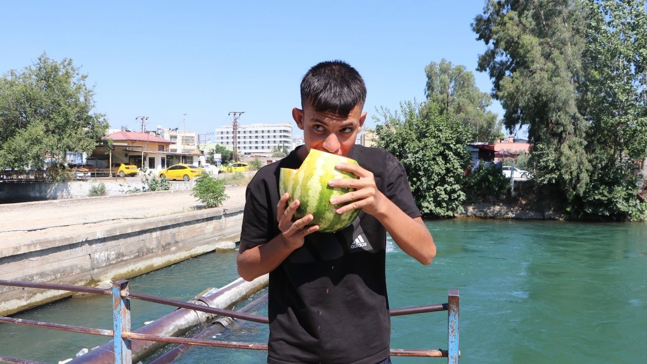 Adana'da Tehlikeli Serinlik! Sulama Kanalında Yüzüp Karpuz Yediler (1)