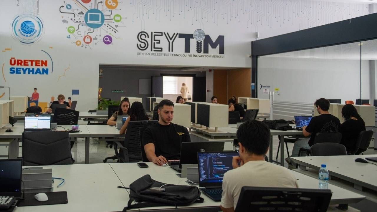 Adana'da Üniversiteli Gençlerden Gururlandıran Başarı