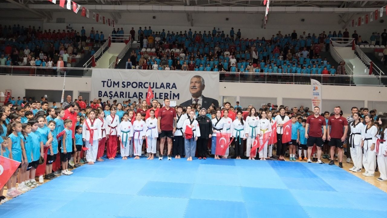Adana'da Yaz Spor Okulları Şenliği Renkli Görüntülere Sahne Oldu (2)