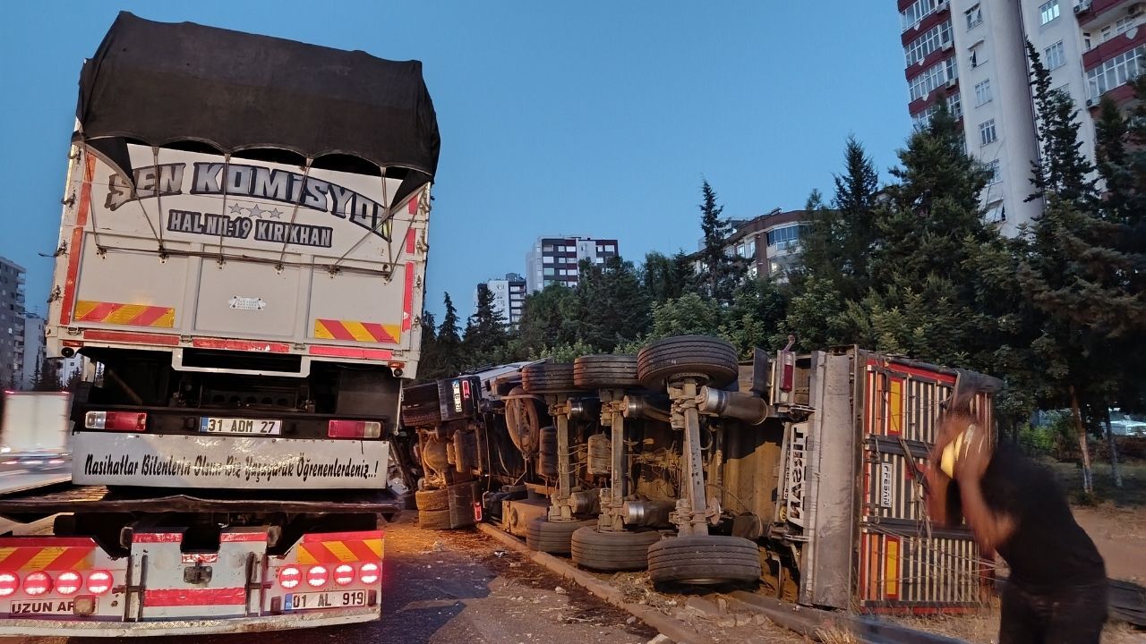Adana'da Zincirleme Trafik Kazası 3 Yaralı (1)