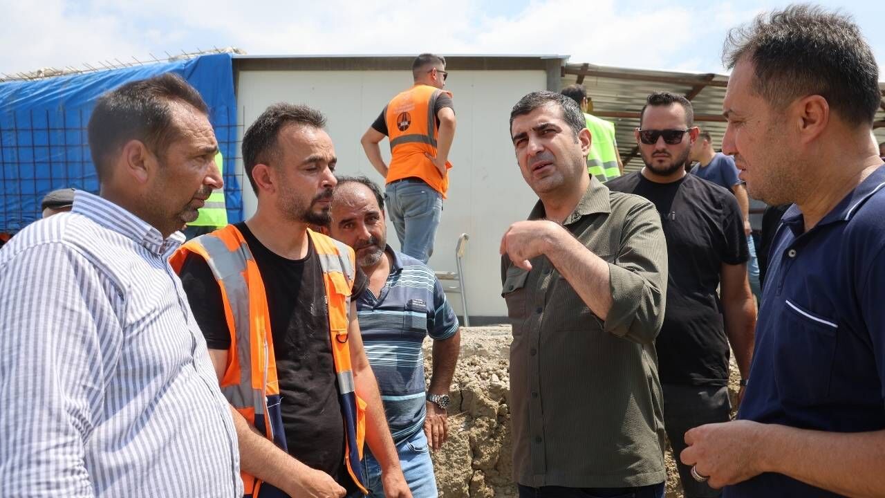 Adana’daki Göçükte Çalışma Sırasında Kaya Parçası Düşmüş (1)