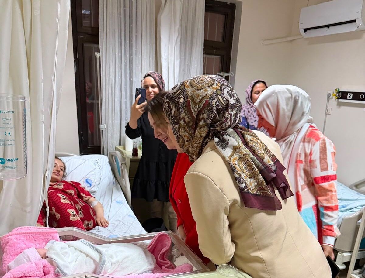 Ak Parti Adana İl Kadın Kolları’ndan Seyhan Devlet Hastanesi’ne Anlamlı Ziyaret (1)
