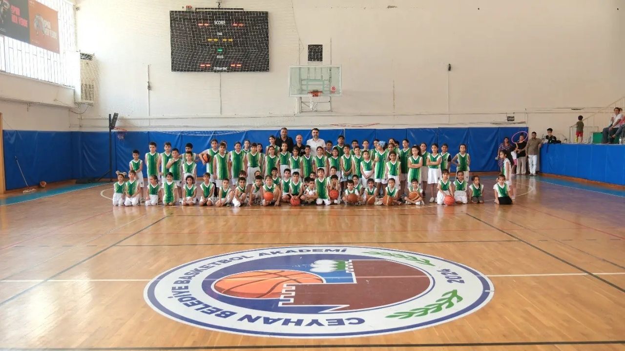 Ceyhan Belediyesi’nden Genç Sporculara Forma Sürprizi