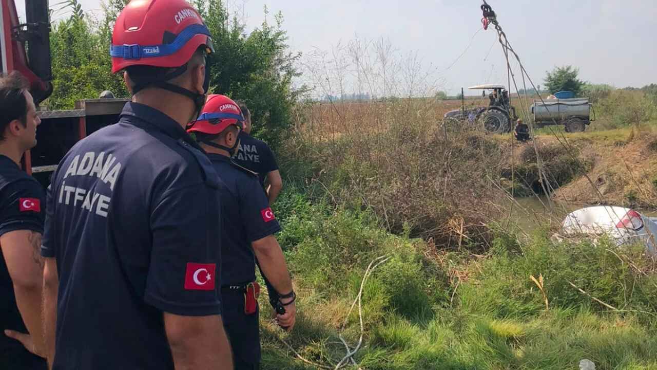 Ceyhan’da Otomobil Dereye Düştü Sürücü Yüzerek Kurtuldu (1)