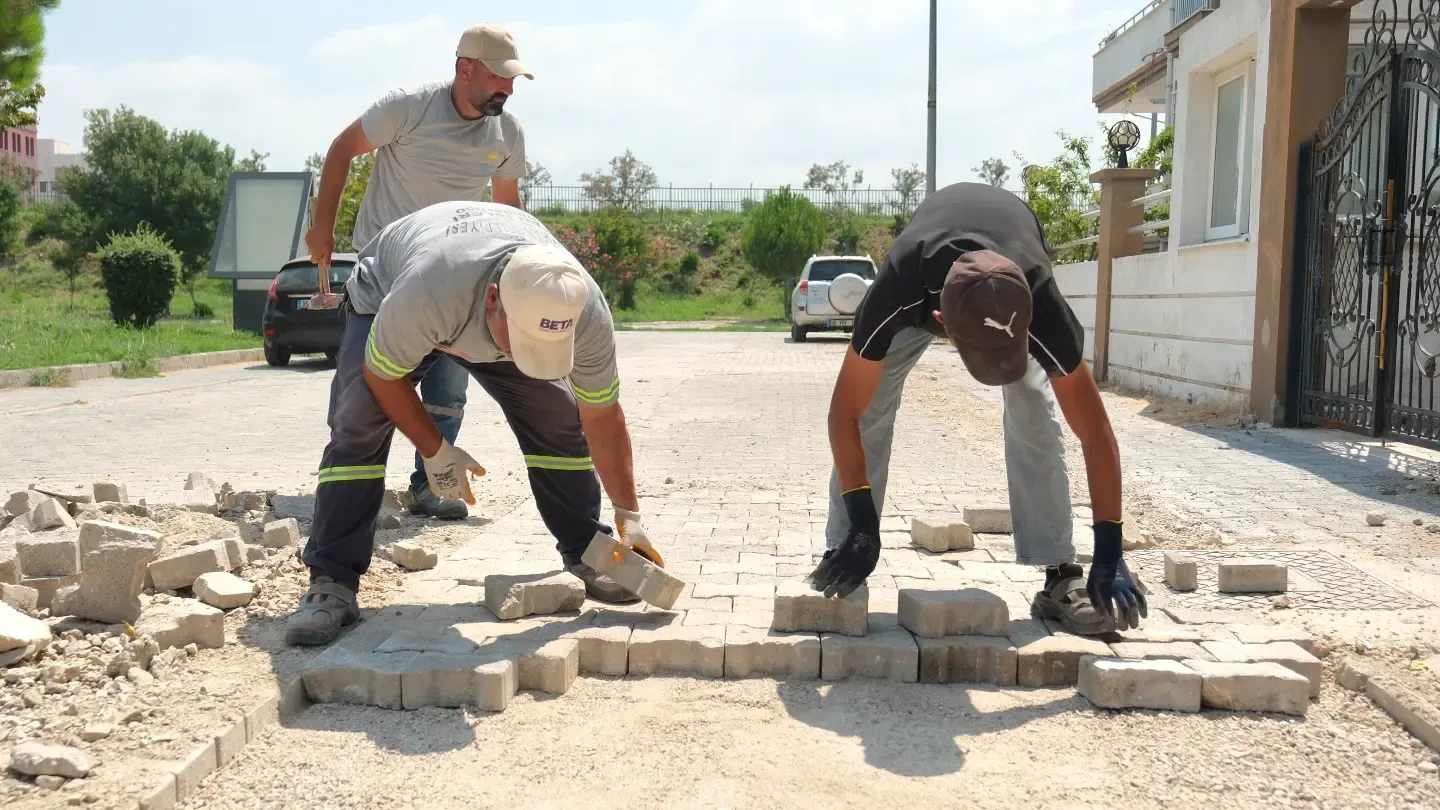 Ceyhan’da Yollar Yenileniyor Fen İşleri Ekiplerinden Parke Onarım Seferberliği (2)