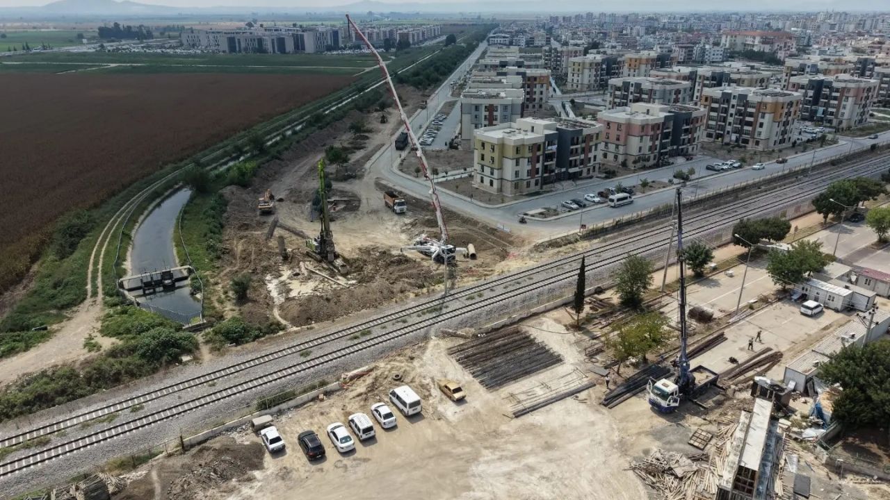 Ceyhan’ın Ilk Araç Üst Geçidinde Çalışmalar Sürüyor