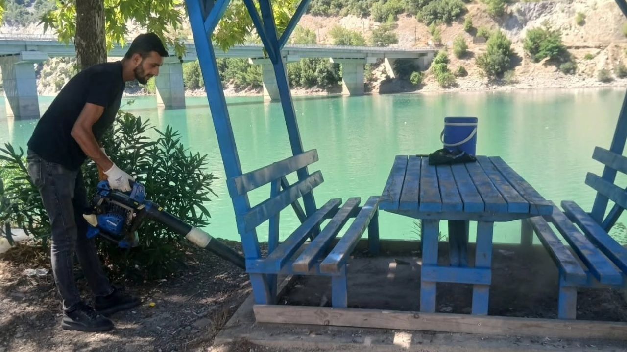 Feke’de Dinlenme Alanına Zarar Verildi Ekipler Çalışma Başlattı (2)