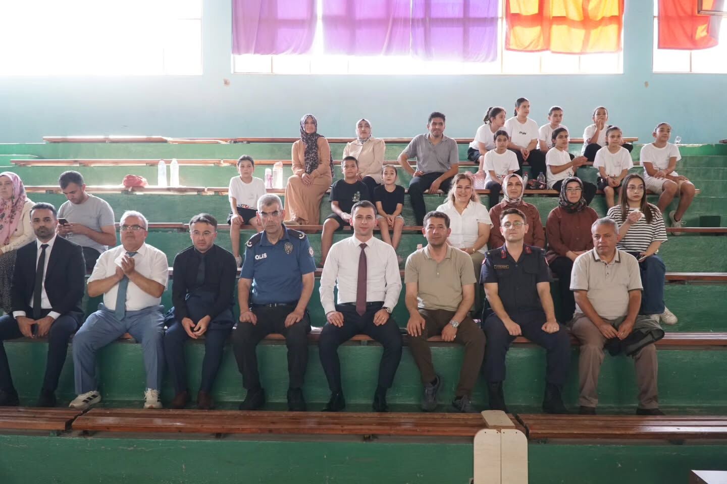 Feke'de Voleybol Turnuvası Coşkusu Başkan Cömert Özen Gençlerin Heyecanına Ortak Oldu (2)