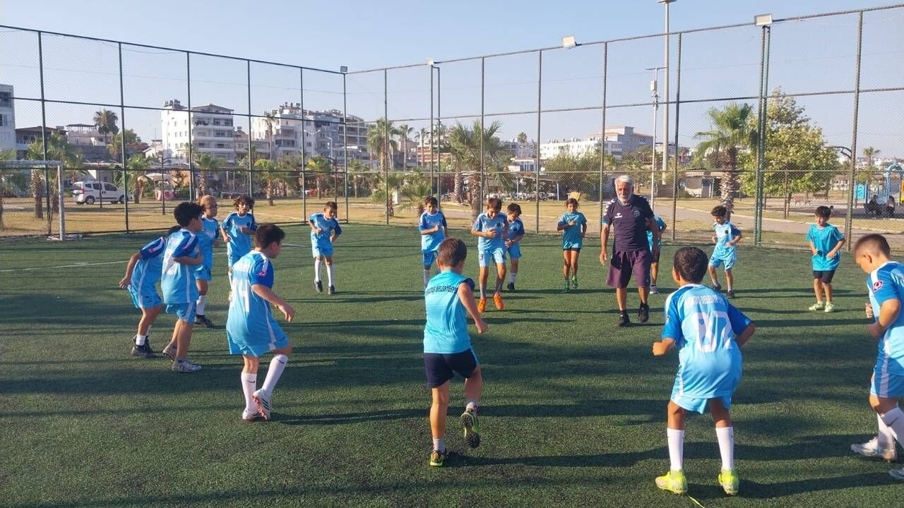Hasan Şaş'ı Keşfeden Efsane Hoca Şimdi Yeni Yıldızlar Yetiştiriyor!