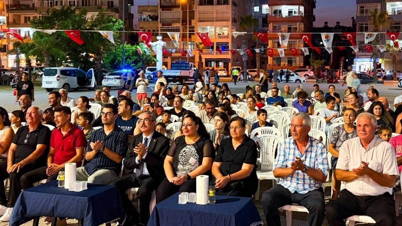 Karataş'ta Yaz Şenliği Coşkusu! Konser Vatandaşlardan Yoğun İlgi Gördü (1)