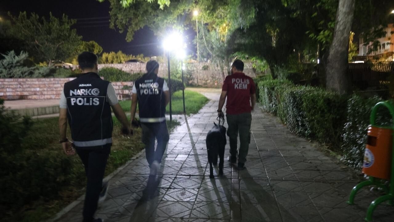 Kozan'da Polis Ekiplerinden Park Ve Metruk Binalarda Narkotik Denetimi-1