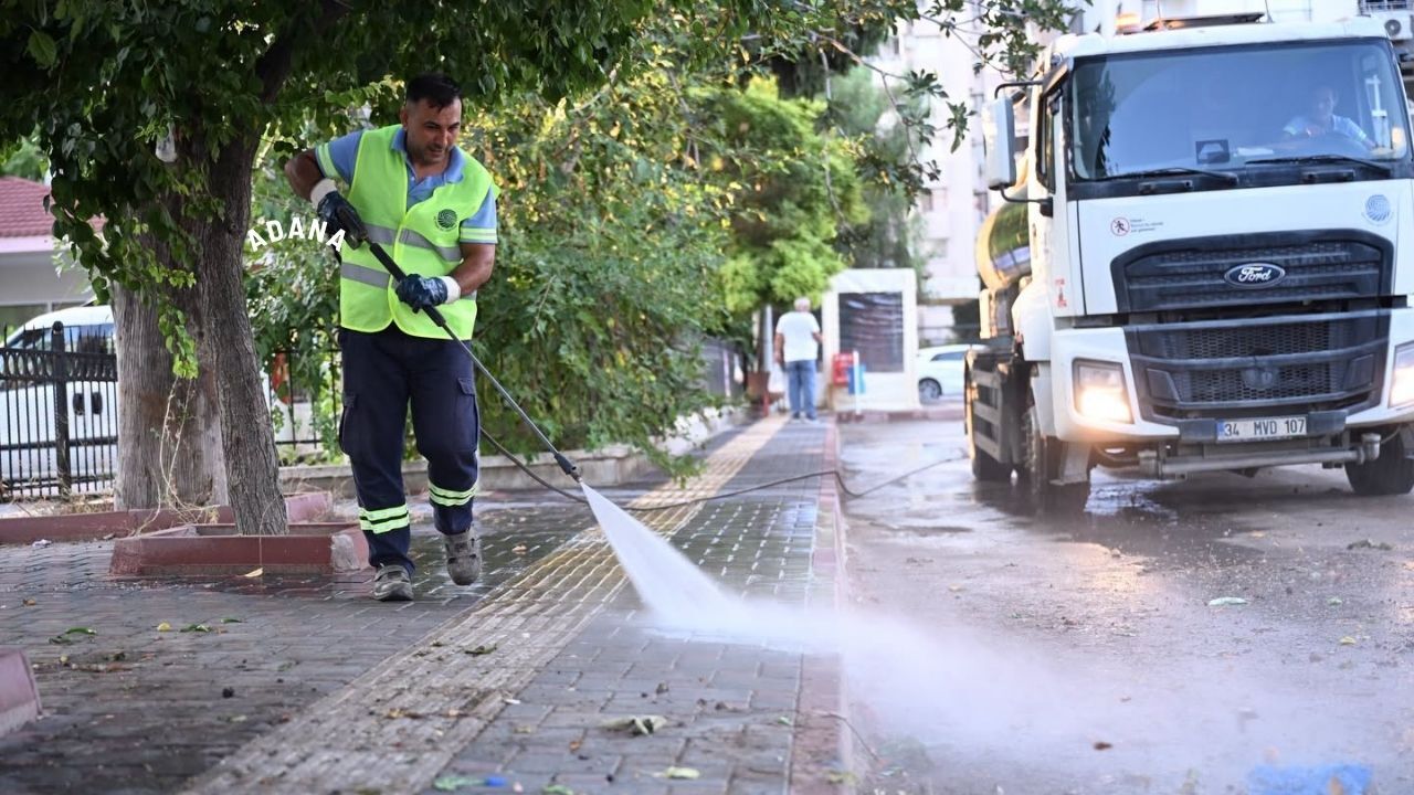 Seyhan’da Pazar Yerlerinde Hummalı Temizlik Çalışması (2)