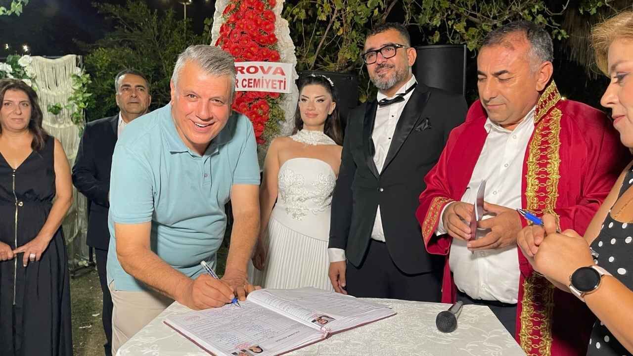 Umut Yüzer Ile Esra İncekalan Dünya Evine Gird