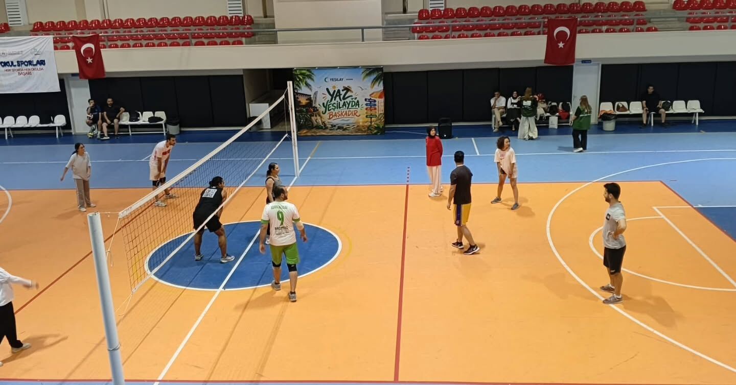 Yeşilay Adana Gönüllüleri Voleybol Sahasında Buluştu (1)
