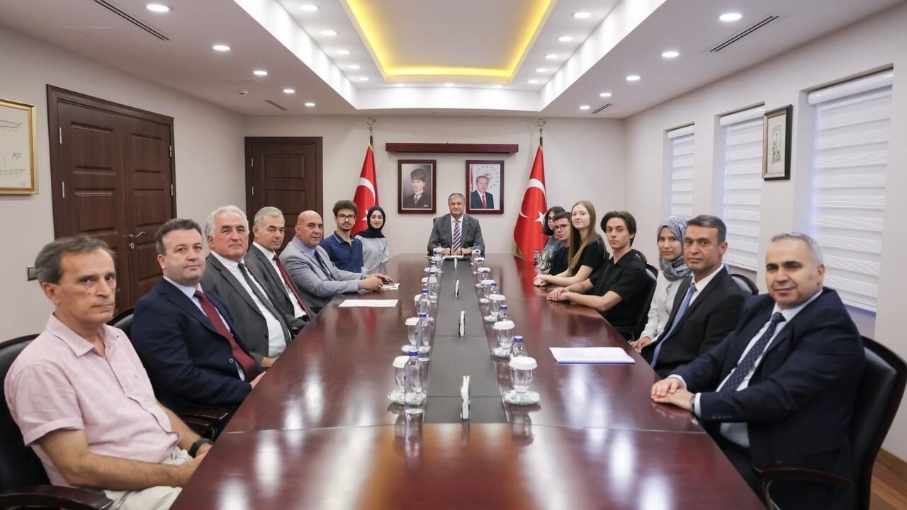 Yks Dereceye Giren Adanalı Öğrenciler Valilikte Ağırlandı (1)
