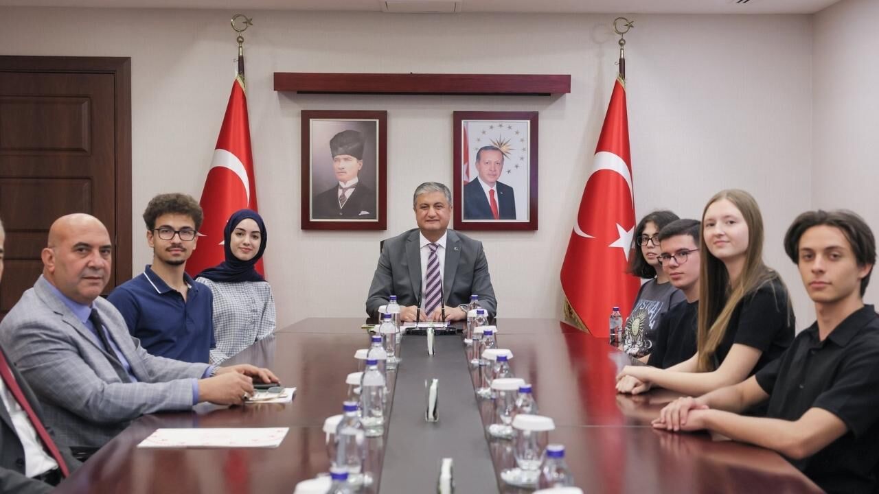 Yks Dereceye Giren Adanalı Öğrenciler Valilikte Ağırlandı